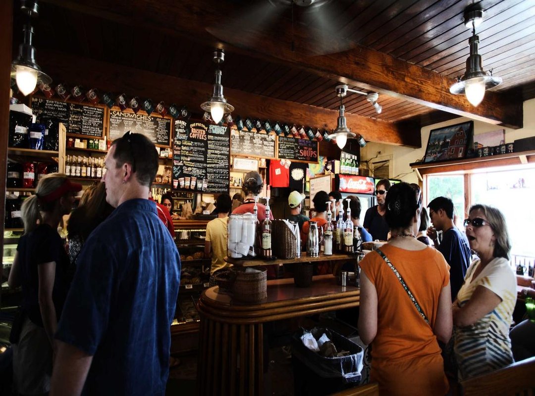 How to Actually Ask for Water (and Other Drinks) When Traveling